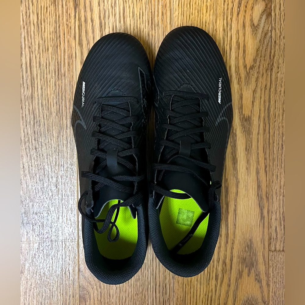 Nike kids mercurial vapor 15 soccer cleats - size 7